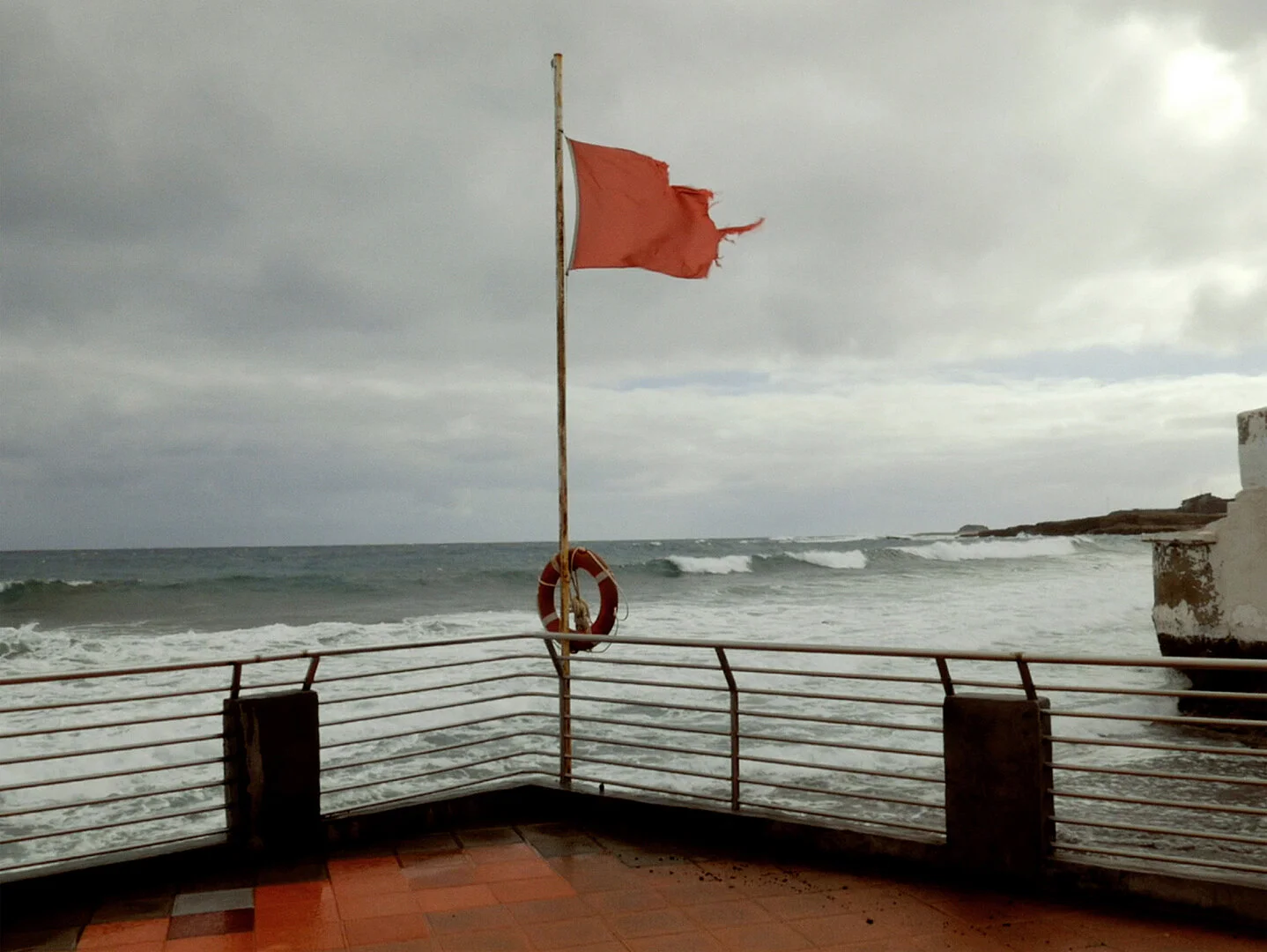 Glass Bottom Ferry. On borders and submerged utopias