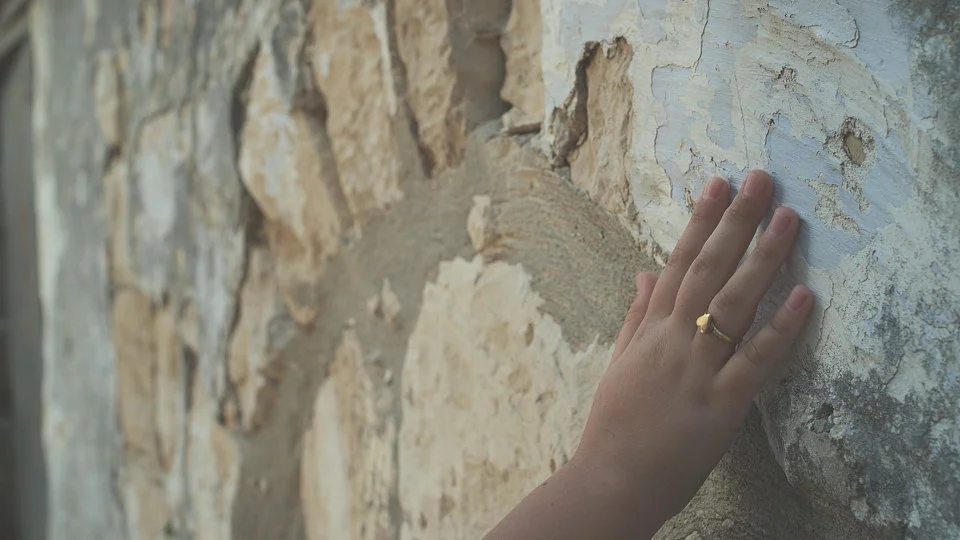 And the alley she whitewashed in light blue
