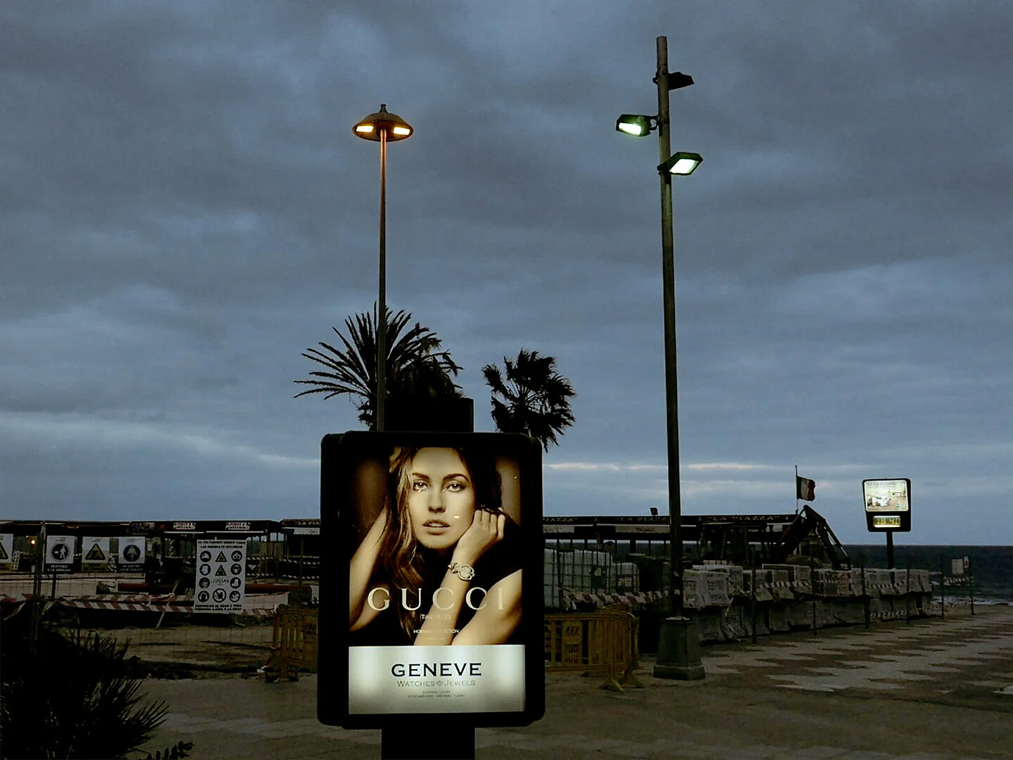 Glass Bottom Ferry. On borders and submerged utopias